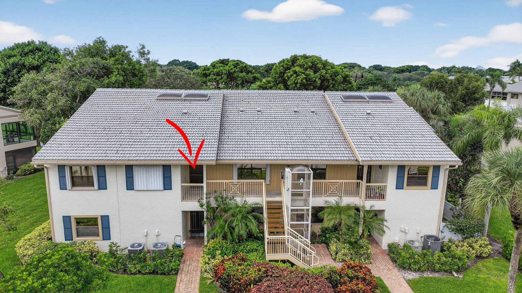 Spacious Elegant 3BR Den, 2BA with Lake Views in Hunters RunSpanning 2, 169 sq ft 2, 562 total, this Eastgate II Condo offers a modern kitchen with stainless appliances, vented ...