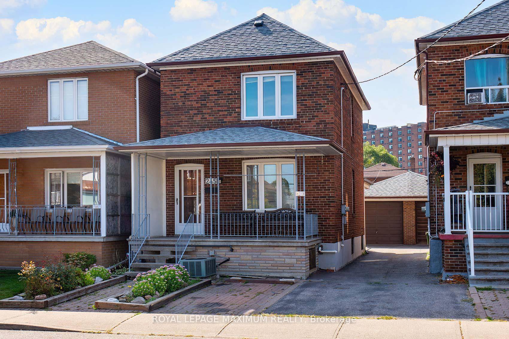 Charming Detached Home in Prime Midtown Toronto !