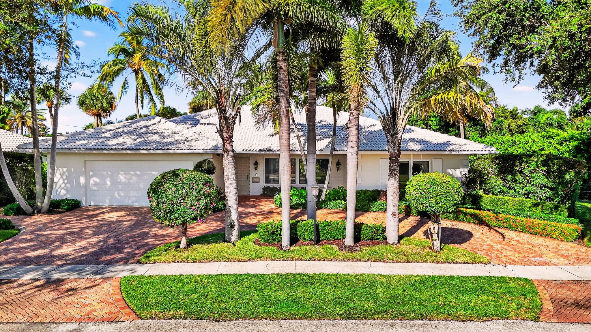 Located on a quiet street with no cut through traffic, this contemporary Bermuda Colonial residence sits on an oversized interior lot boasting more than a quarter acre.