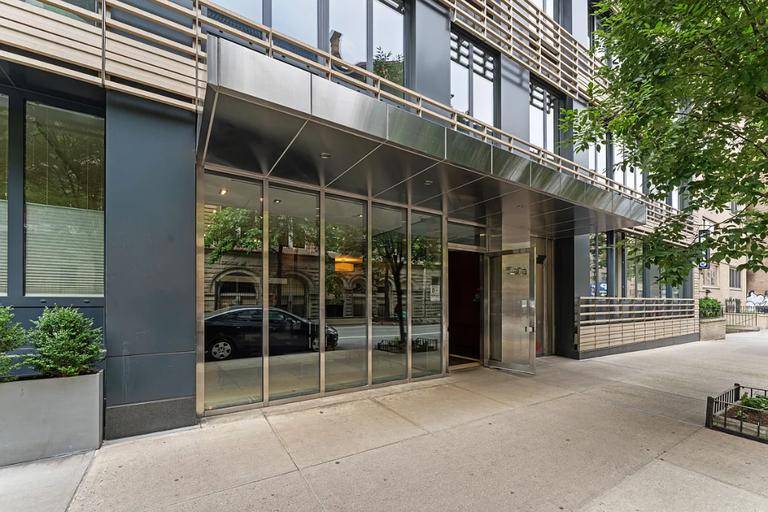 SPACIOUS CORNER RESIDENCE WITH 2 FULL BATHS AND PRIVATE TERRACEEnjoy both northern and eastern exposures and open sky views, located in close proximity to Union Square.
