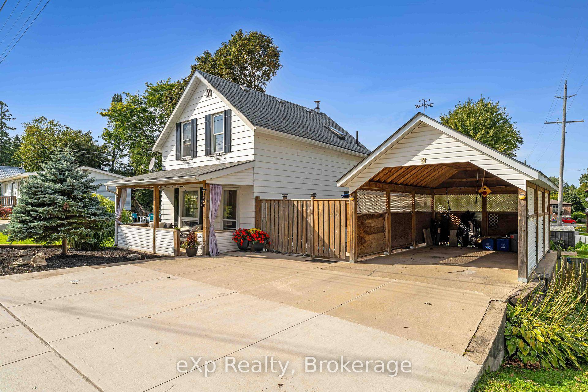 Charming Wiarton Home ! This 3 bedroom, 1.