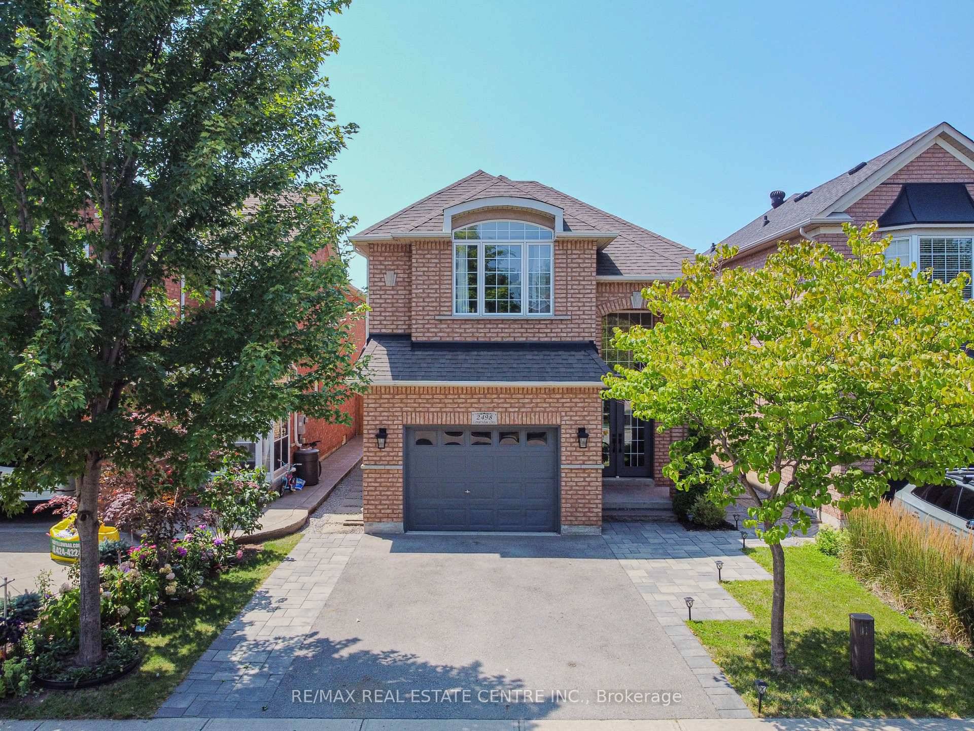 Welcome to 2498 Longridge Crescent, a beautifully upgraded and impeccably maintained home located in Oakville's highly desirable and family oriented River Oaks community !