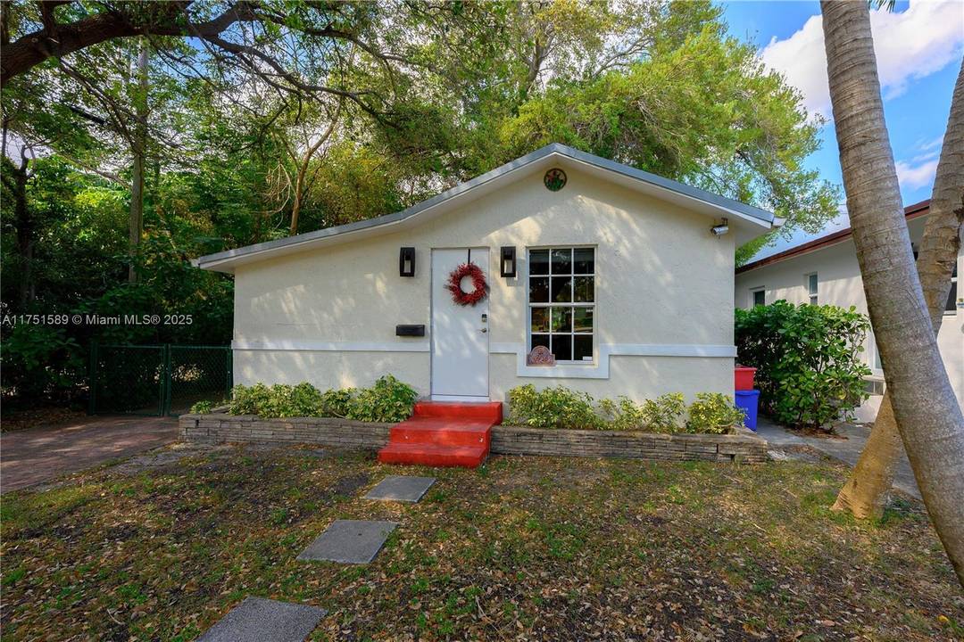Welcome to this charming 2 bedroom, 1 bath, ideally located between Coral Gables and Coconut Grove.