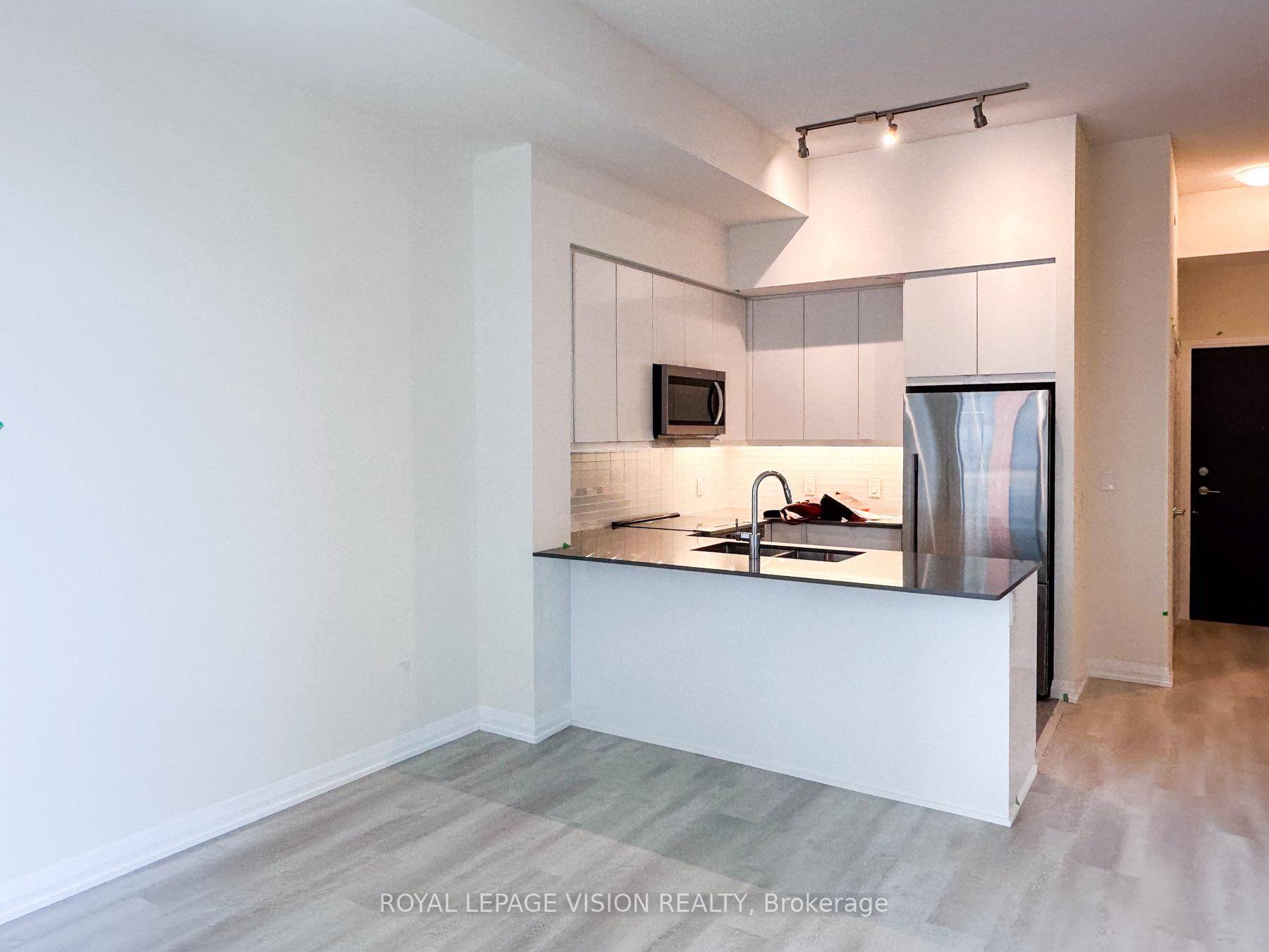 Brand new and never lived in, this sun drenched 1 bedroom plus den condo at Warden amp ; Sheppard features a modern kitchen with quartz counters and stainless steel appliances, ...