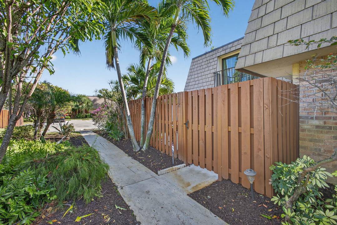 NOT AVAILABLE JANUARY 2027 ; Available for February 1 2027 March 31, 2027 at 6500 month Step into a refined coastal retreat just moments from Jupiter's shoreline.