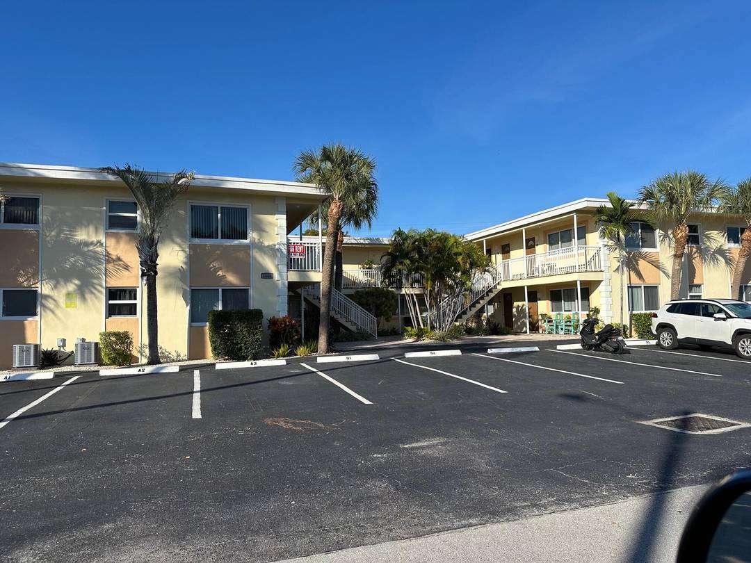 649 SE 4th Street, Deerfield Beach, FL 33441 Prime Coastal Investment OpportunityLocated in one of Deerfield Beach's most desirable coastal submarkets, 649 SE 4th Street offers a compelling multifamily investment ...