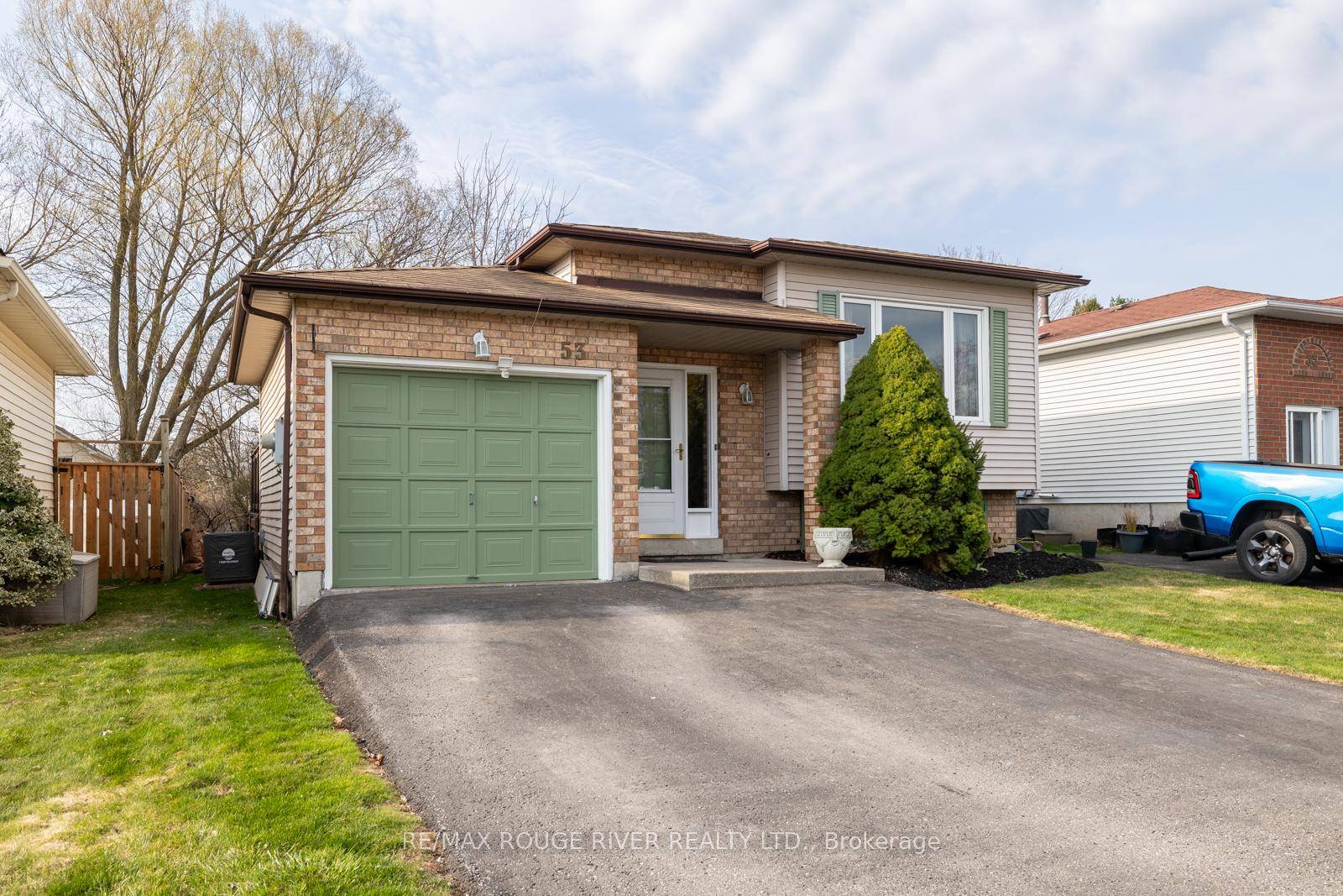 DISCOVER LUXURY LIVING IN THIS STUNNING RAISED BUNGALOW !