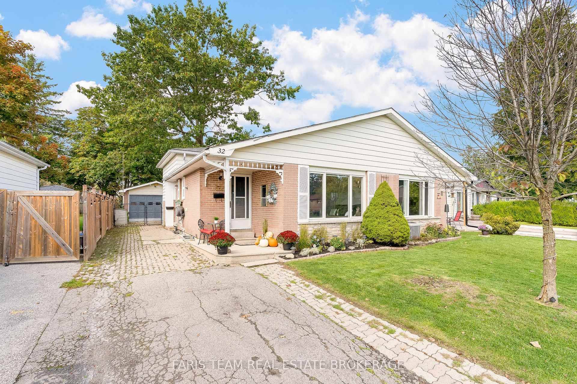 Top 5 Reasons You Will Love This Home 1 Welcome to 32 Burbank Place, where comfort meets opportunity in the heart of Barrie's north end, tucked away on a quiet ...