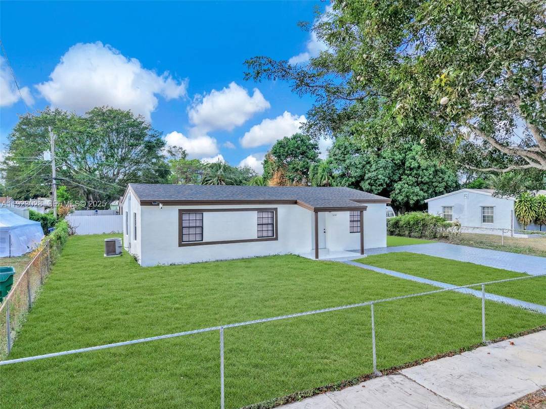 Beautiful 4 bedroom, 1 bathroom single family home in Miami Gardens, FL.