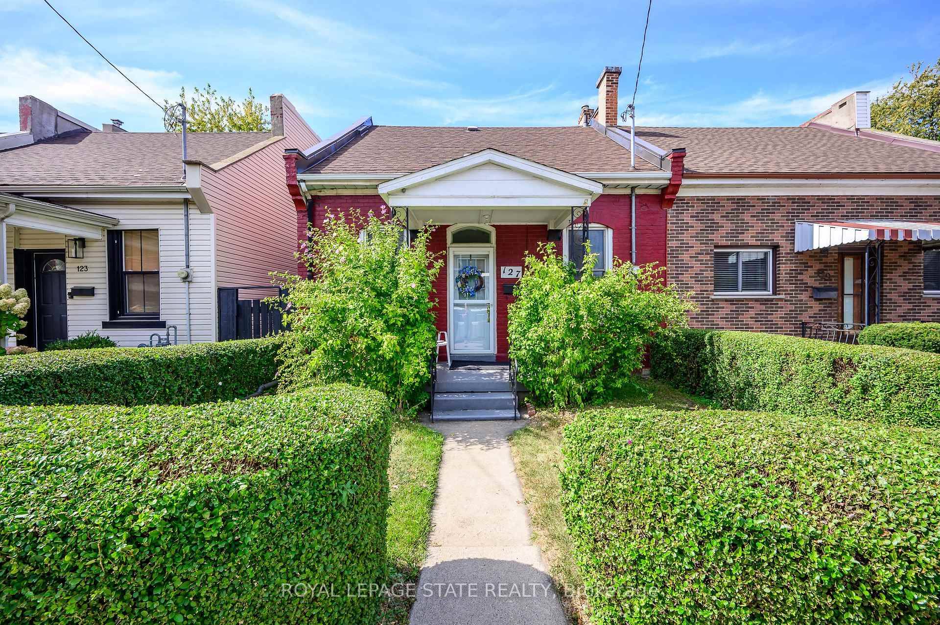 Discover the perfect blend of charm and convenience in this inviting 3 bedroom, 2 bath semi detached home in Hamiltons vibrant Landsdale neighbourhood.