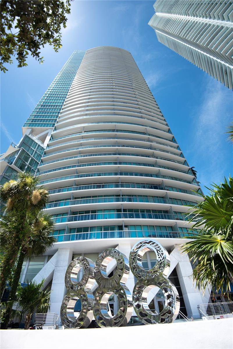 GREAT OFFICE LOCATION IN THE HEART OF DOWNTOWN MIAMI, THE OFFICE IS SPACIOUS AND WELL LIT WITH PLENTY OF ROOM FOR EMPLOYEES TO WORK COMFORTABLY.