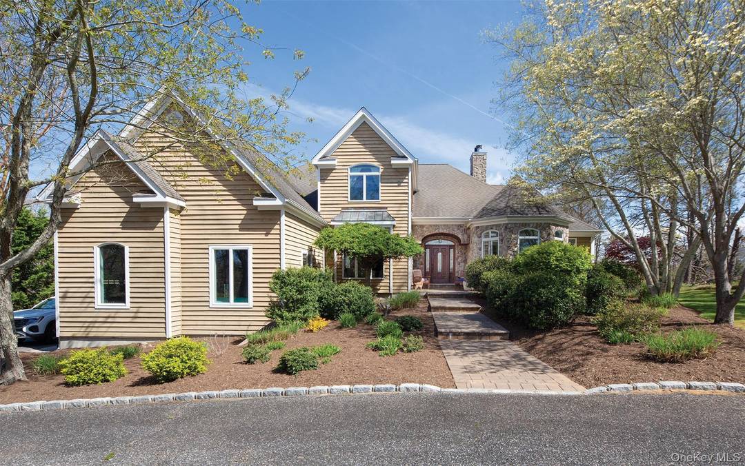 Southampton Sanctuary with Space to Spare Set on an expansive 1.