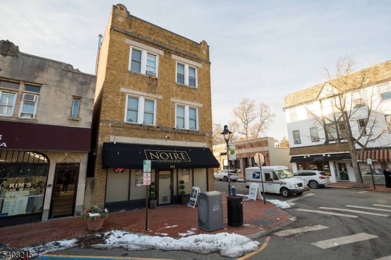 Prime mixed use investment in the heart of Maplewood Village.