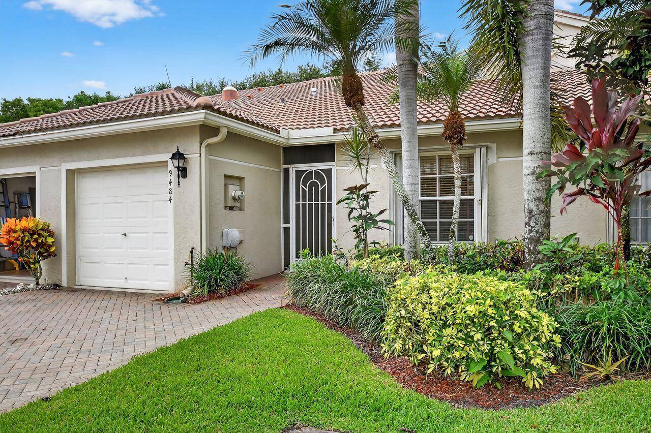 Immaculate 2 bedroom, 2 bath villa with den and 1 car garage located in Bridgeport at Baywinds, a vibrant 55 community in West Palm Beach.
