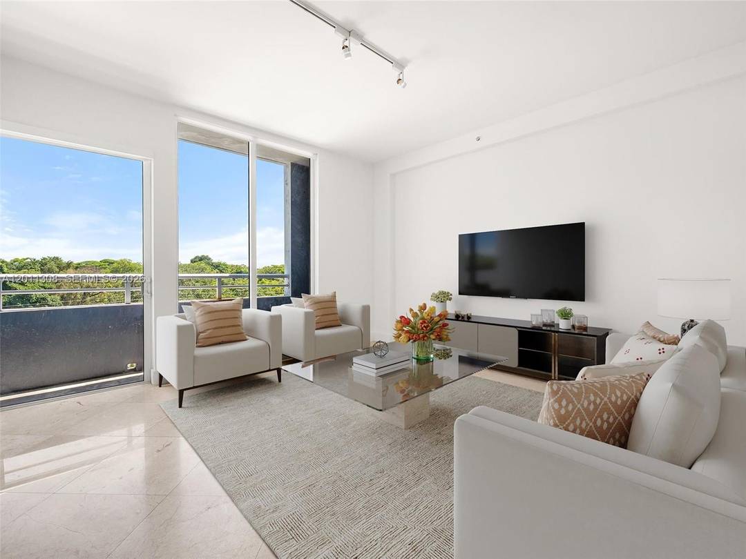 Perfectly located in the heart of Center Grove, this stylish loft style residence is ideal for visiting professionals or anyone looking to enjoy the vibrant Coconut Grove lifestyle.