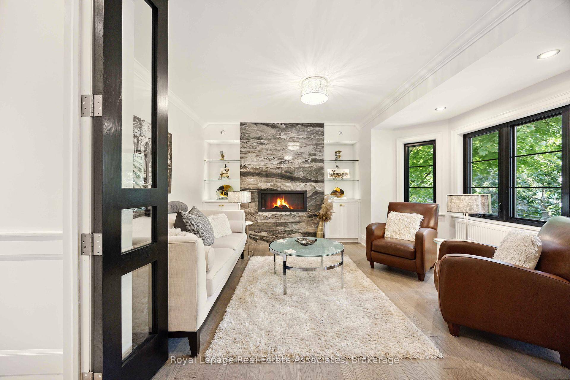 Midtown, Deer Park 2nd level stunning apartment.