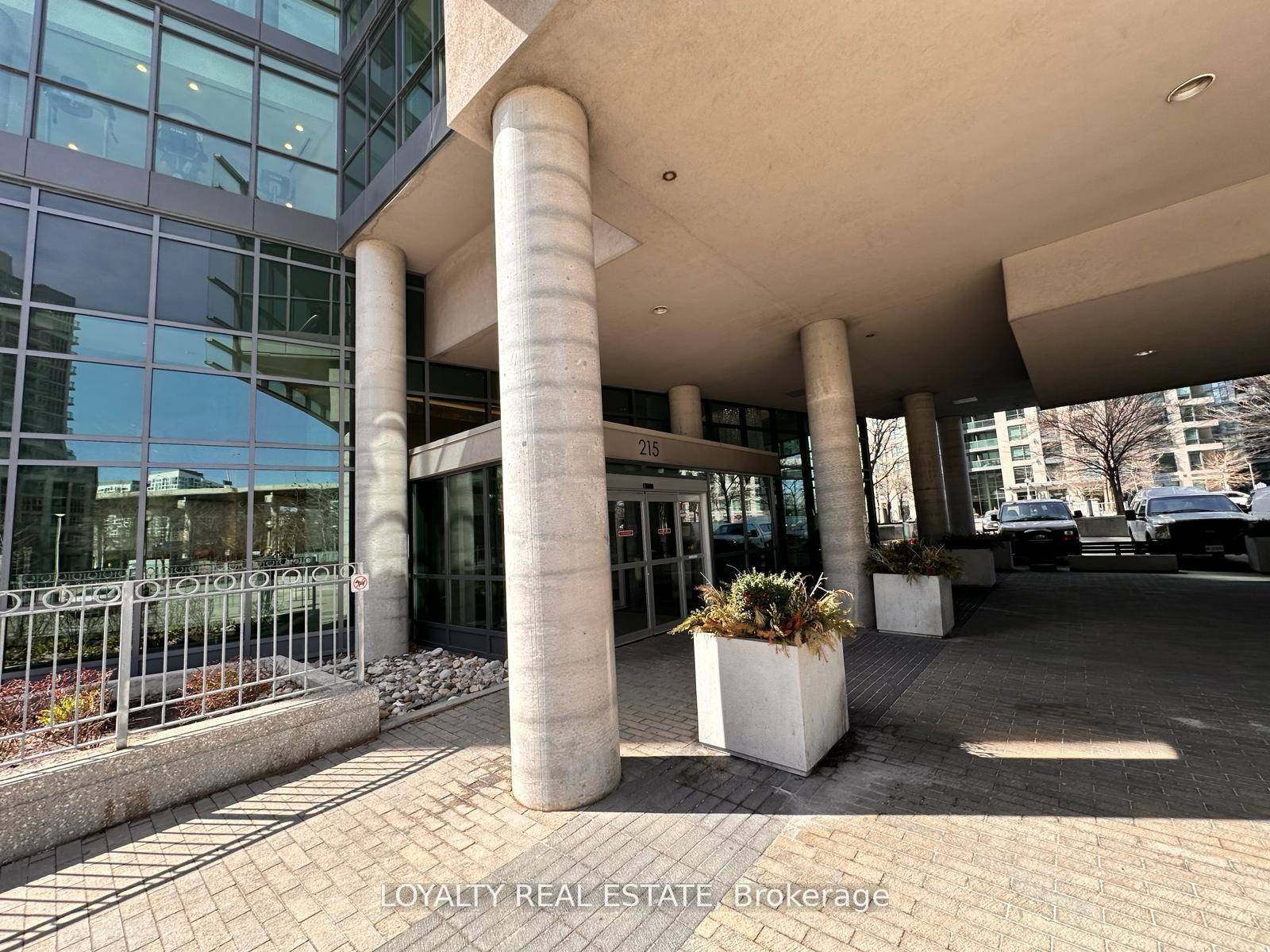 Luxurious condo near waterpark, just steps to lake Ontario and TTC at your door step.