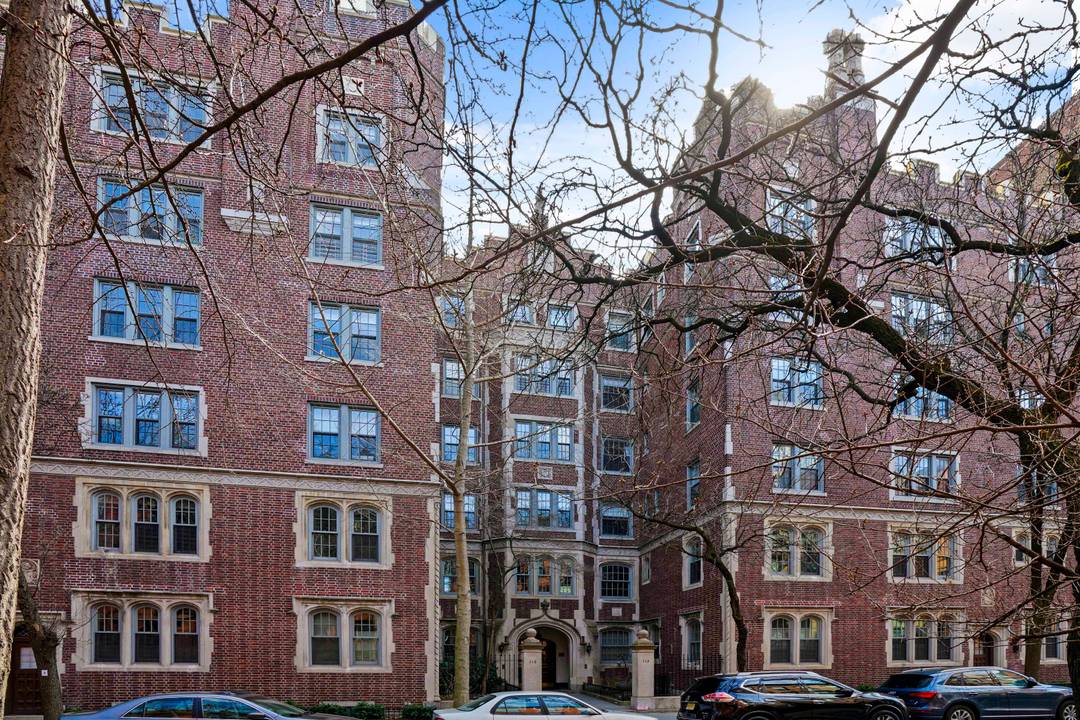 Make your dream home in Brooklyn Heights Welcome to Residence 5F at 115 Willow Street, a rare opportunity to create your dream home on one of Brooklyn Heights most picturesque ...