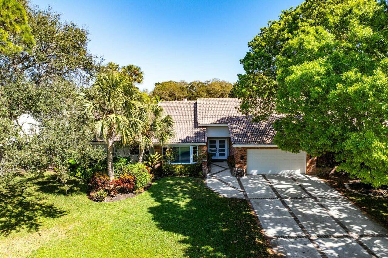 This beautifully renovated, waterfront 4 bedroom, 2 1 2 bath home in the highly desirable Oakmont neighborhood offers a perfect blend of comfort and style.