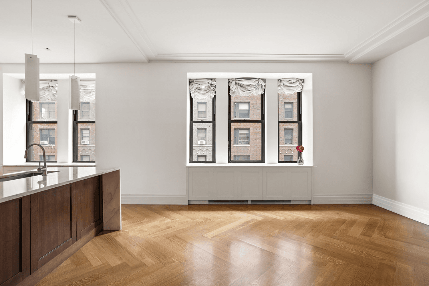 Residence 622 at THE ASTOR 1 bed 1 bath condo on the 6th floor 876 sq ft with large living dining area Elegant herringbone hardwood floors Freshly painted and move ...