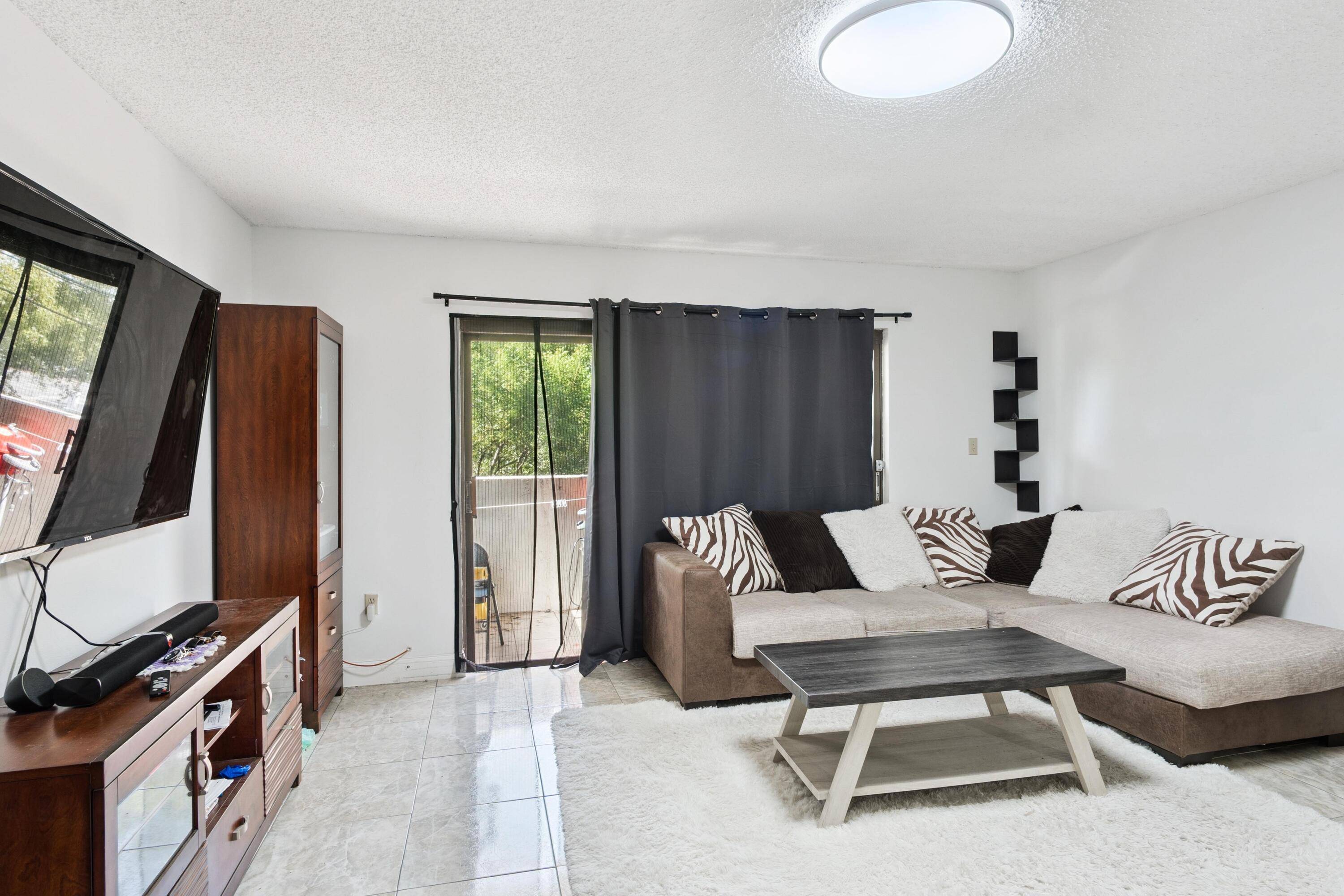 WELCOME TO THIS BEAUTIFULLY APPOINTED 1 BR, 1 BA CONDO A PEACEFUL RETREAT IN THE HEART OF HOLLYWOOD !