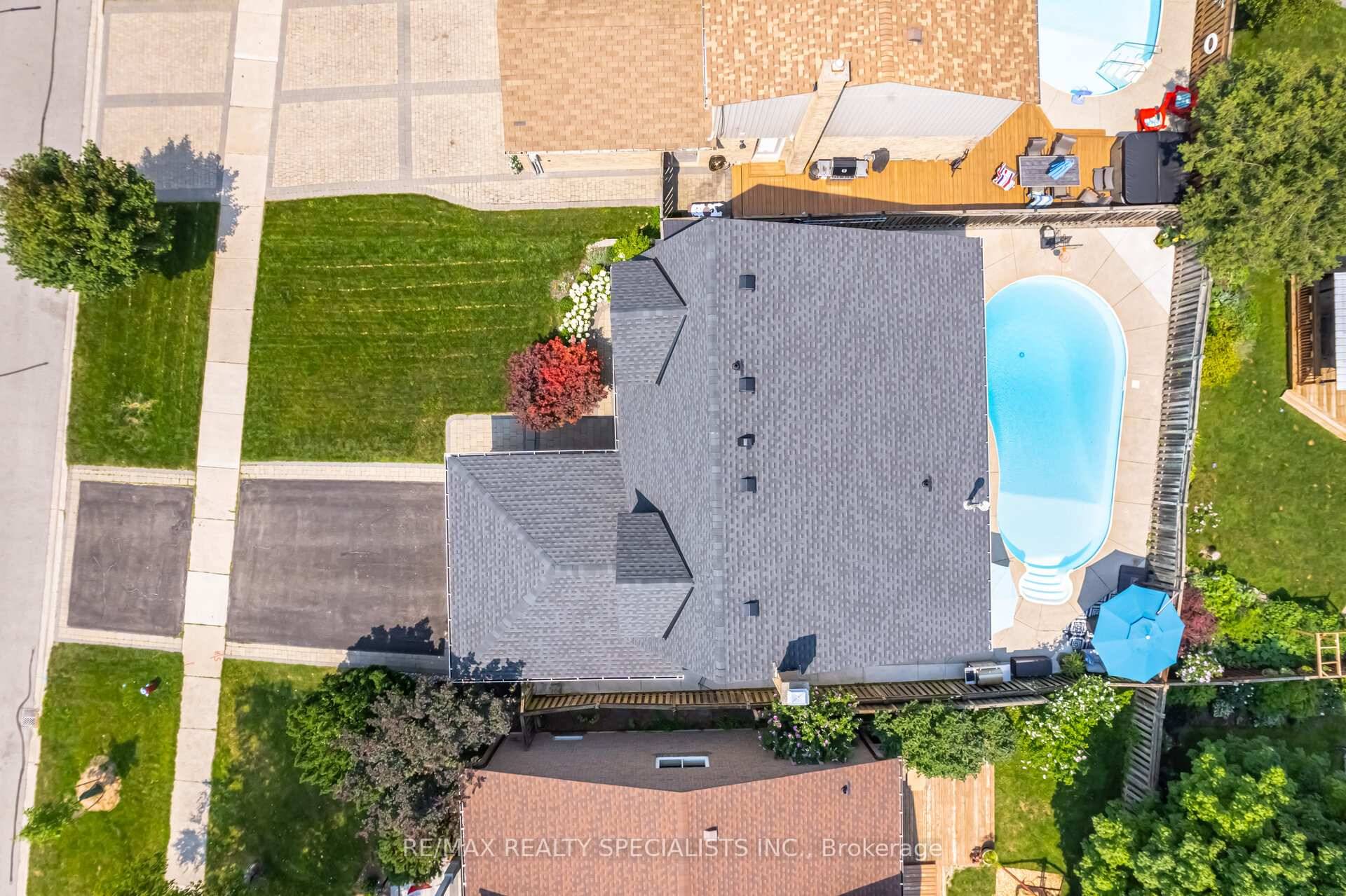 Beautiful family home, located in the desirable Bronte Meadows neighborhood in Milton, has been freshly painted and offers a bright, welcoming atmosphere.