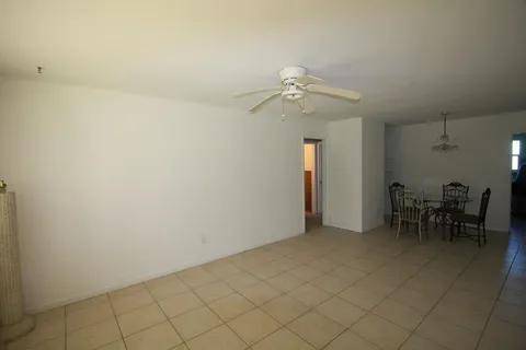 Very convenient unit close to I95, Federal Hwy, near shopping centers, restaurants.