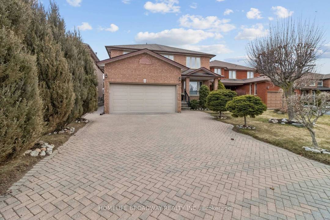 Situated on a quiet, family friendly cul de sac in the highly sought after west side of PineValley, this beautifully renovated detached home offers an exceptional blend of space, comfort, ...