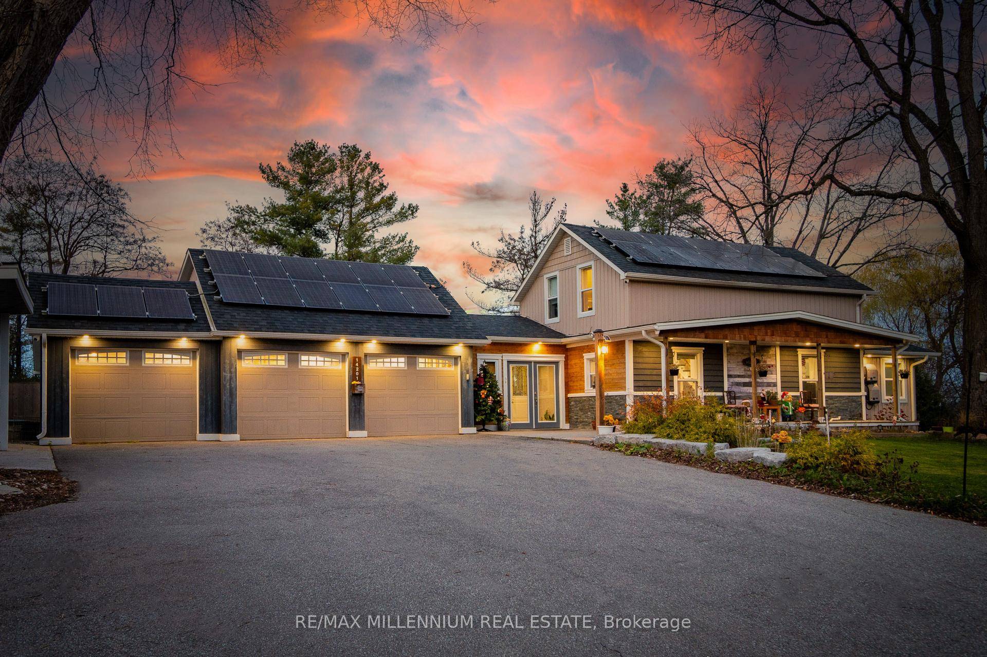 Cottage living just minutes from the city !