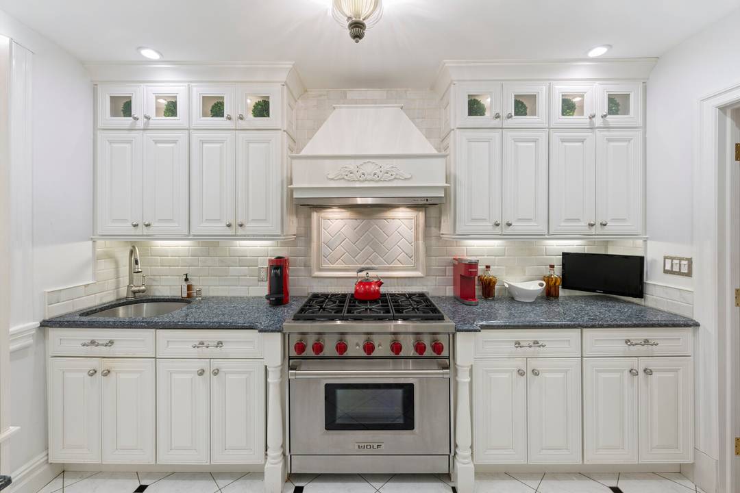 Nestled on a beautiful, tree lined block on East 83rd Street between Park Avenue and Madison Avenue, this prime Upper East Side Maisonette offers an exceptional blend of privacy, luxury, ...