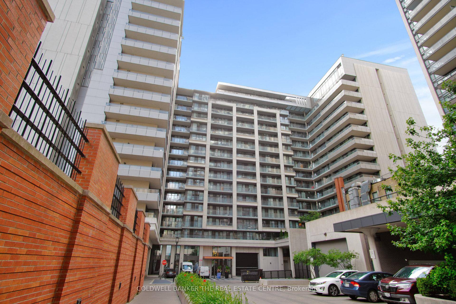 Rarely Offered Spacious 1 Bdrm Den amp ; 2 Full Bathroom Condo in the Super Convenient Downtown Toronto Core.