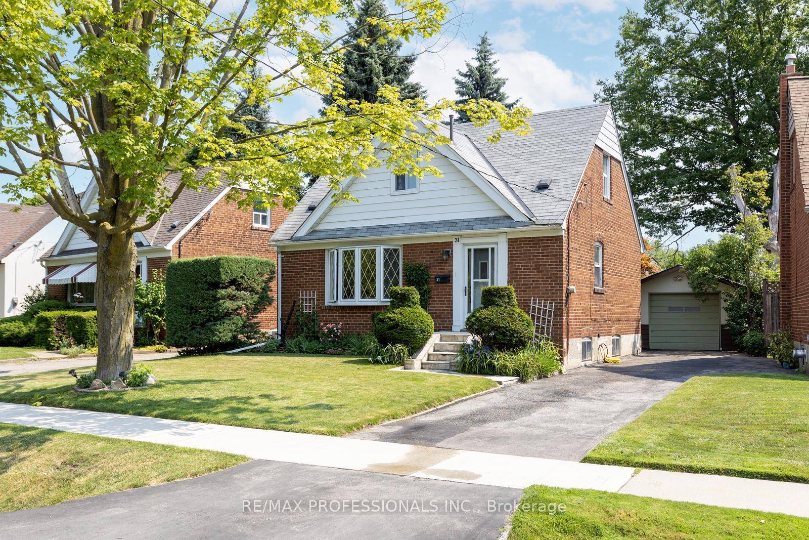 Welcome to 31 Westleigh Crescent a warm and inviting 1.