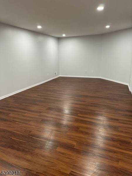 Welcome to 1 Upperbrook Court in the desirable La Mer community !