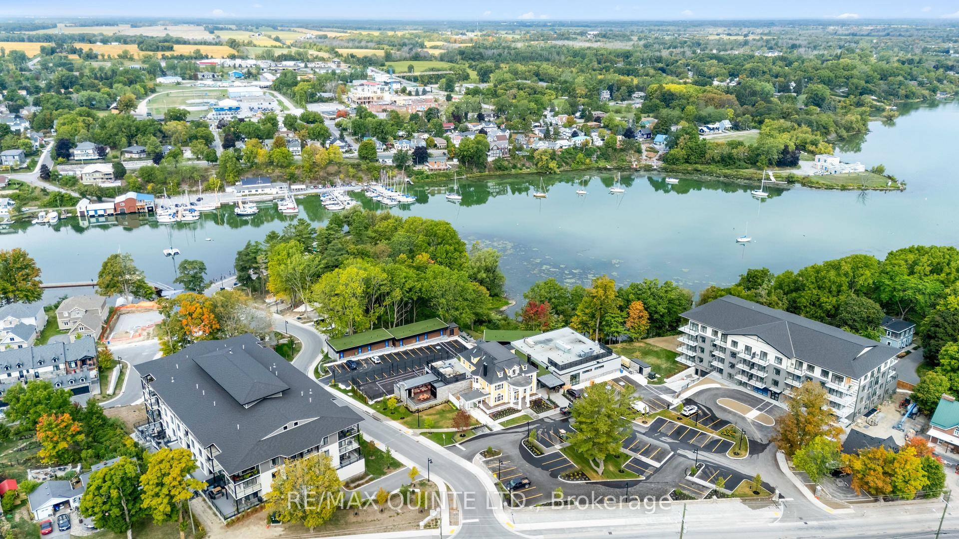 Experience the ease and sophistication of condominium living in this premier harbourfront community.