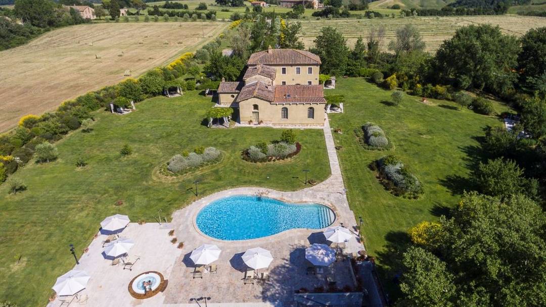 Perfectly renovated old farmhouse, transformed into a luxurious villa, for sale in a panoramic countryside location near Siena.