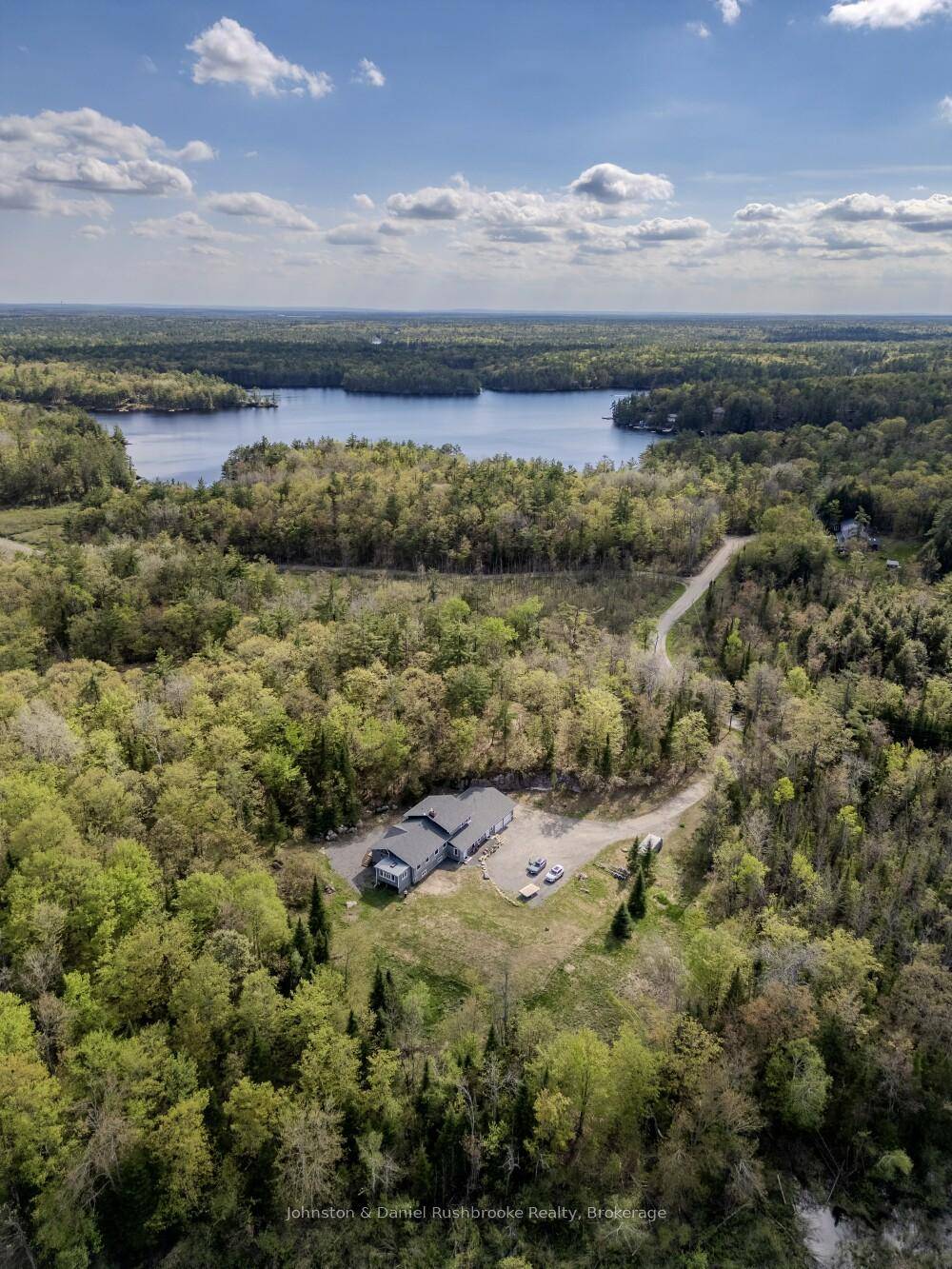 Versatile Living Just Minutes from Gravenhurst !