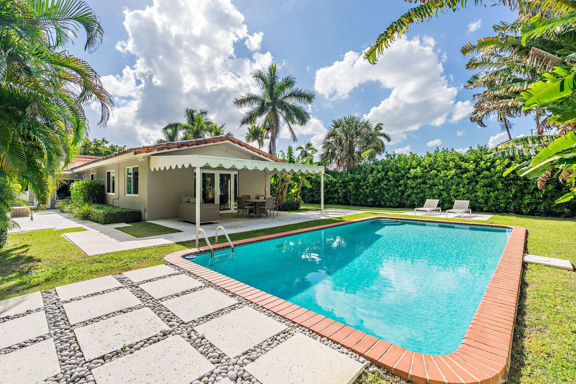 Rental in the heart of the Southend Steps from the Intracoastal.