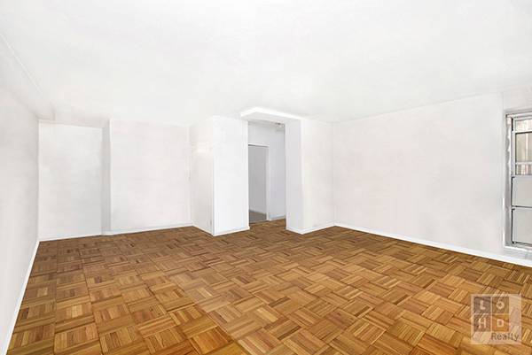 Listing courtesy of LoHo Realty and Moshe Kanarfogel Compass.