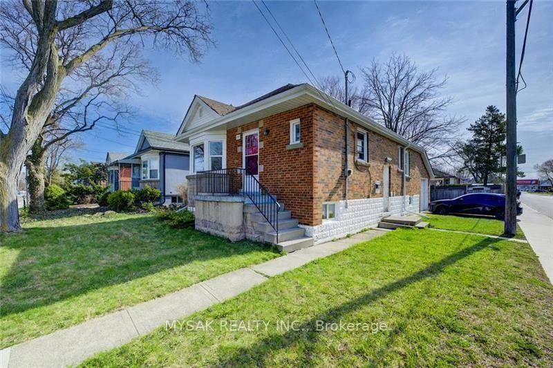 Located on a prominent corner lot in the desirable Bonnington neighbourhood on Hamilton's West Mountain, this solid brick bungalow offers seven bedrooms and two full bathrooms, making it an excellent ...