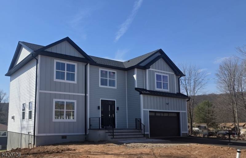 Modern Elegance Meets Lake community Living !