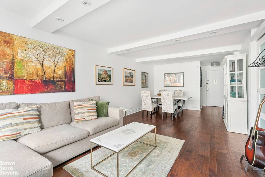 Residence 9N at The Chesapeake House is a spacious and elegantly updated junior one bedroom featuring beautiful views of the Empire State Building.