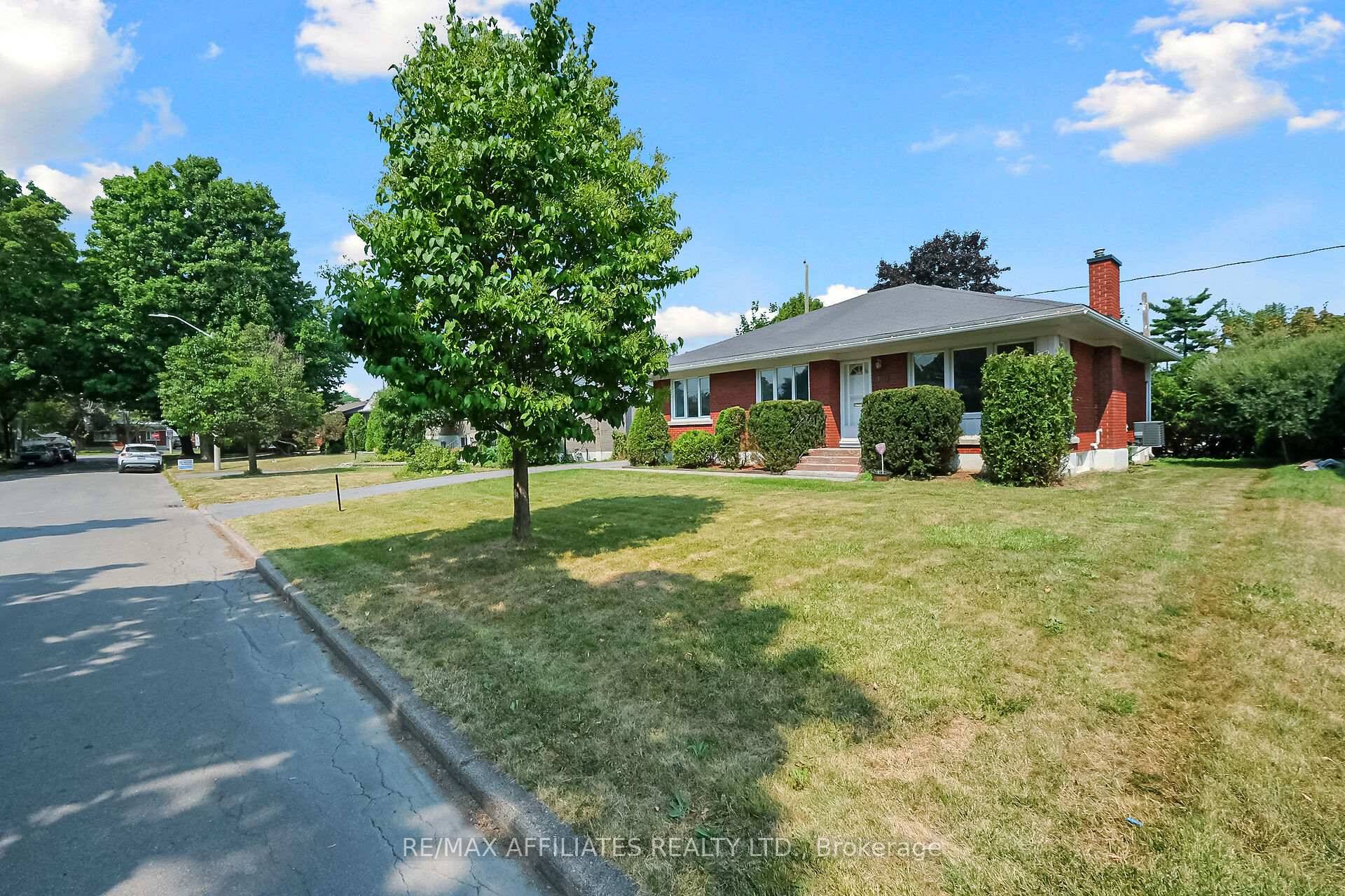 Welcome to this move in ready bungalow located on a quiet street and within minutes to both the CHEO amp ; General Hospital less than 2KMs, the Trainyards Shopping Centre ...