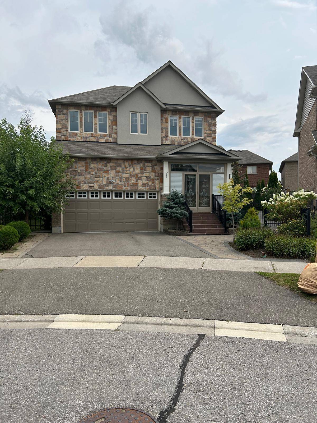 Located in Jefferson Neighbourhood.