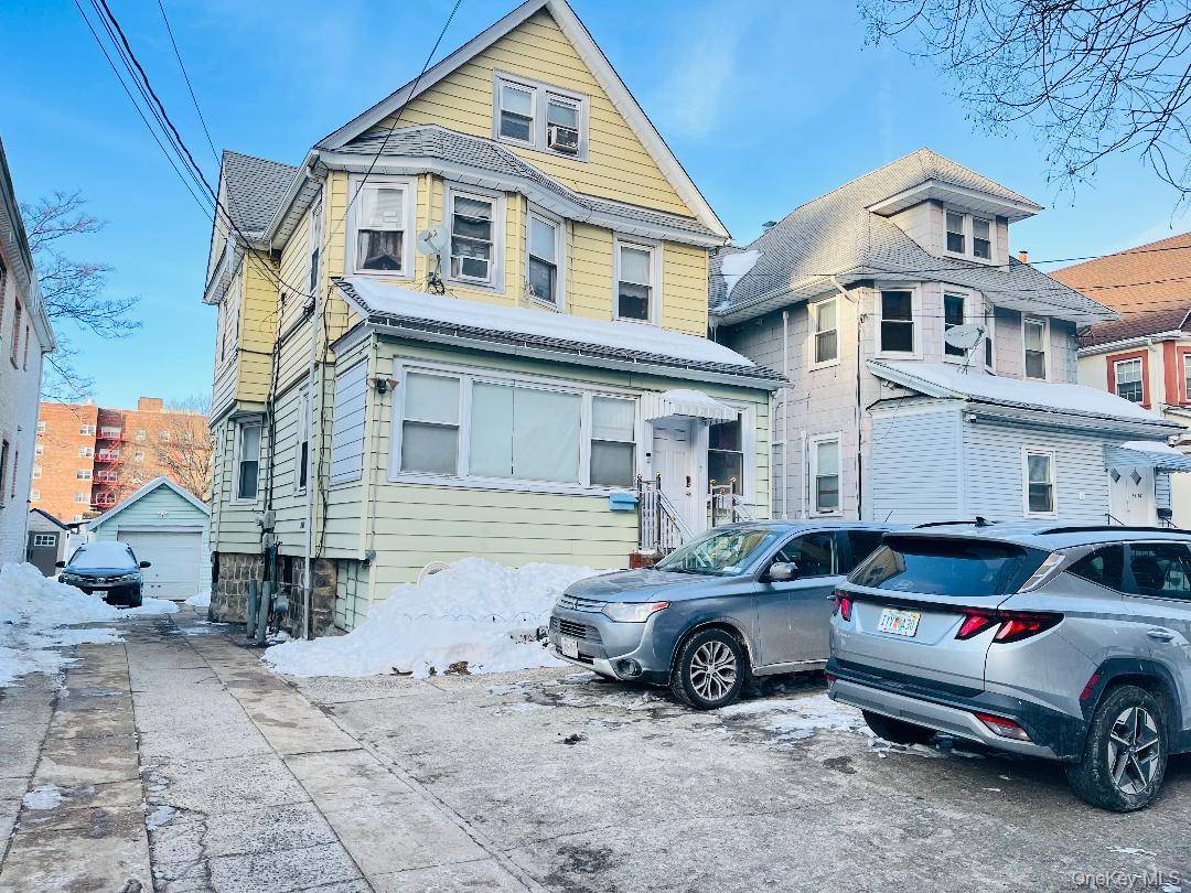 Spacious 3 Story house situated in the heart of Flushing one clock from Northern Blvd.