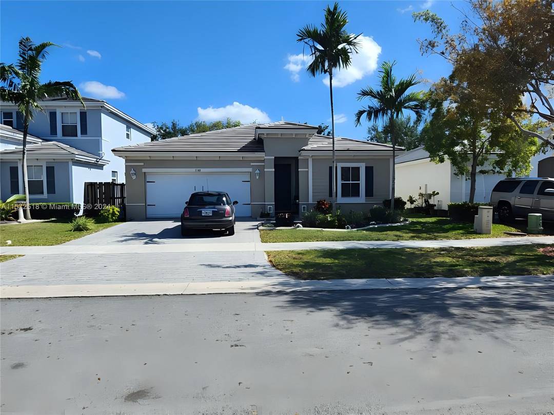 Opportunity to own beautiful 4 3 Single Family Home, exlusive gated community located in private amp ; tranquil Mirage at Isles of Oasis, stainless steel new appliances, eat in kitchen, ...