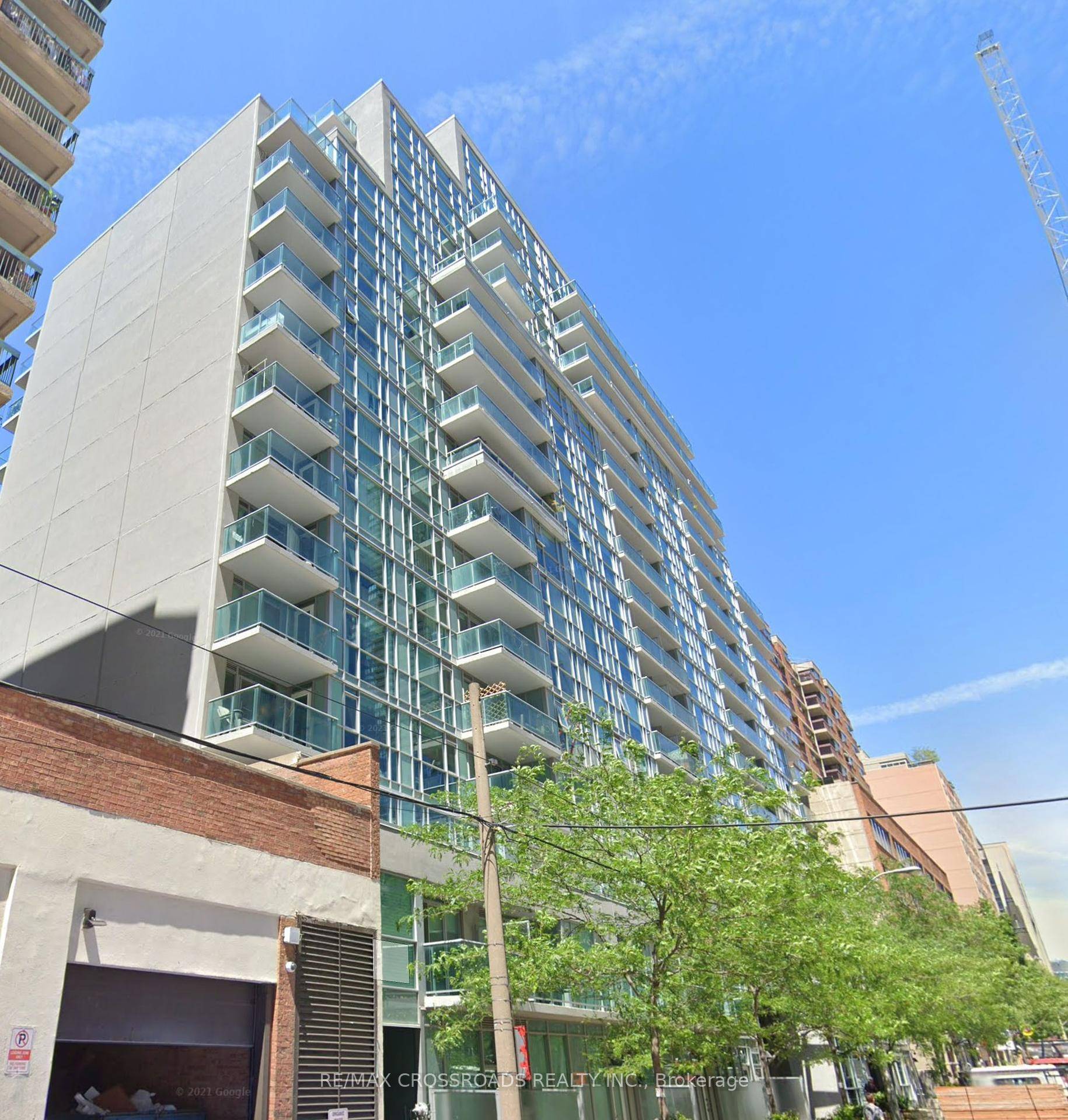 Extra Huge Aprox 840 Sq Ft 1 1 Corner Unit, High Ceiling, Modern Executive Unit, Perfect For Young Professionals And Students, Spacious Den Could Be Bedroom If Needed.