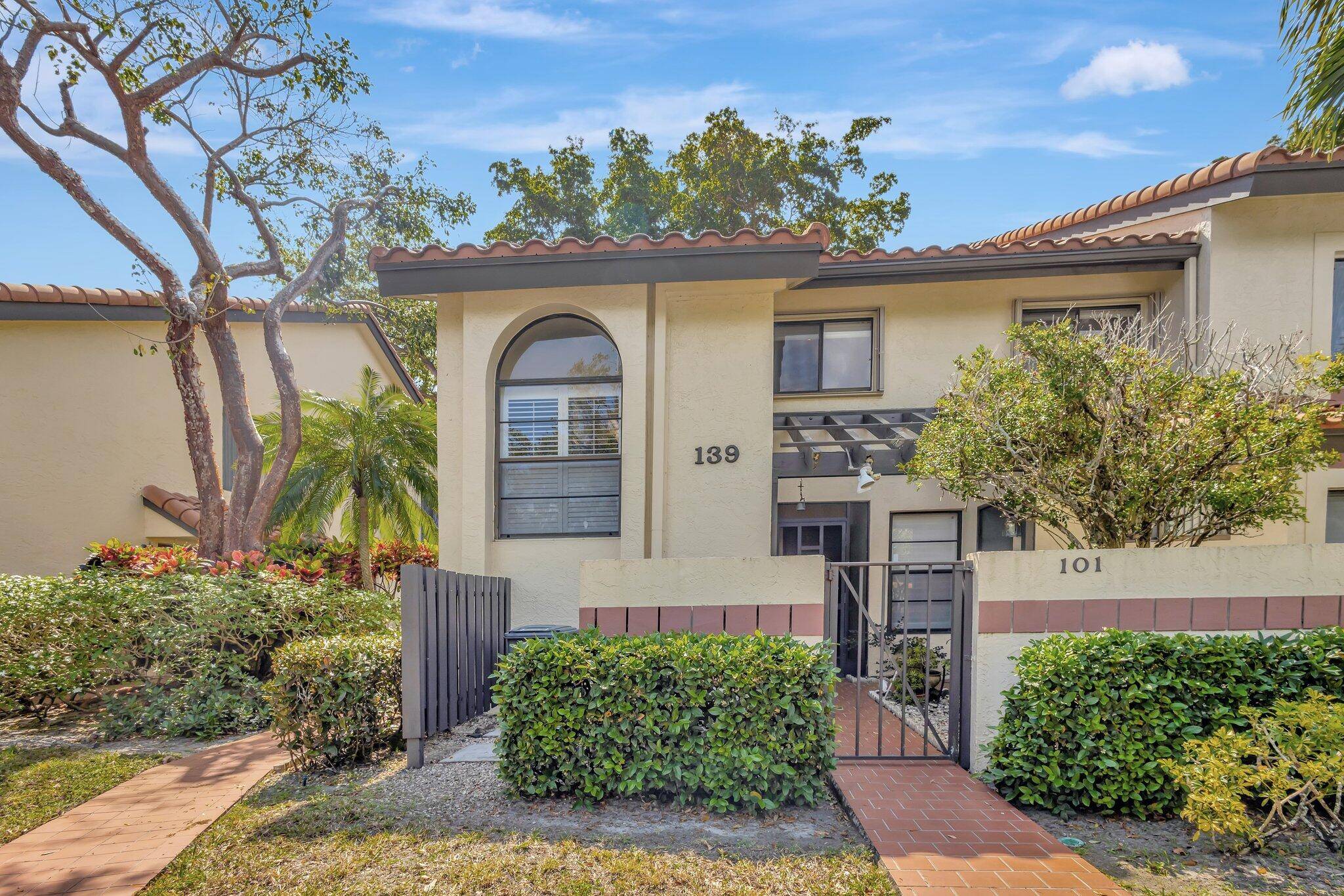 OPEN, SPACIOUS AND NEUTRAL CORNER CONDO !