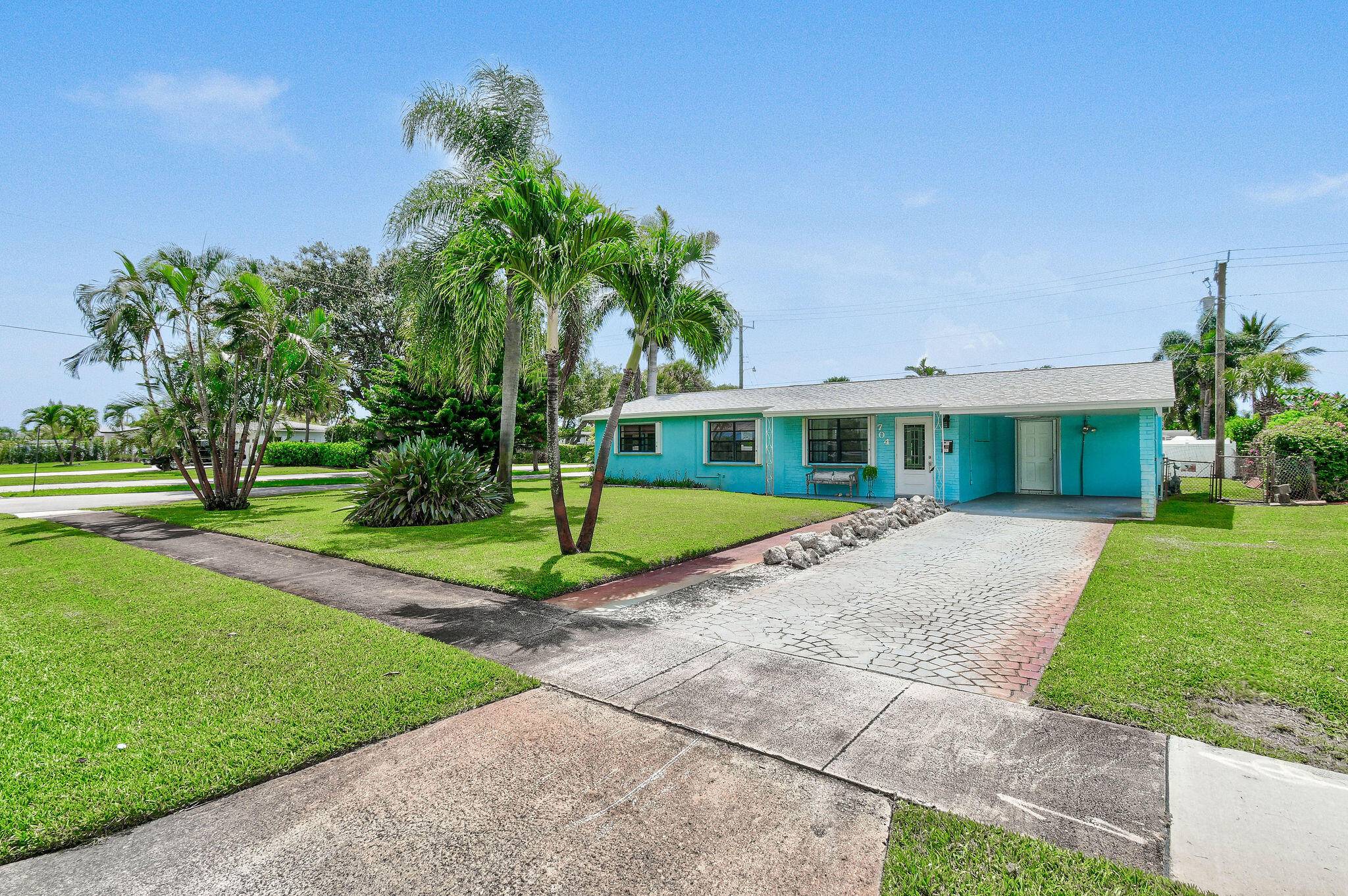 Charming Lake Park Pool Home on Spacious Corner Lot !