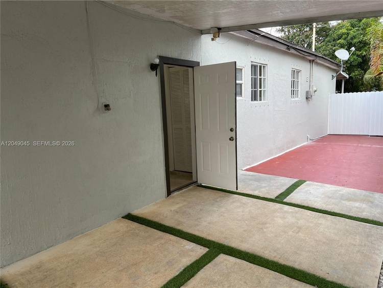 Spectacular single family home in West Hialeah, excellent location, near a highly rated school less than 500 feet, restaurants, supermarkets, shops, and churches.