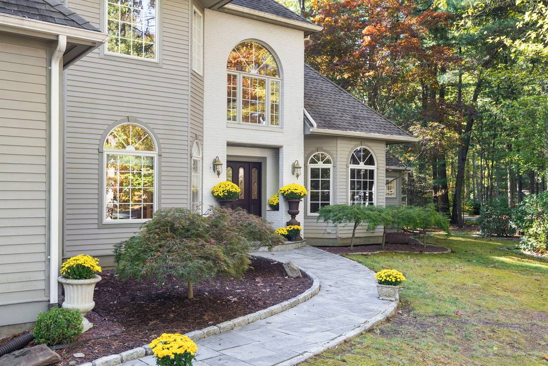 This beautifully designed 5 bedroom, 5 bath contemporary home in the highly sought after neighborhood of Devonwood offers an effortless blend of style, comfort, and functionality.